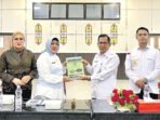 Hj Mery Rukaini secara simbolis menerima Naskah Akademik Raperda tentang Kekayaan Intelektual serta Naskah Akademik Raperda di Aula Kahayan Kanwil Kemenkumham Kalteng pada Rabu (20/05).