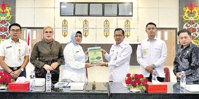DPRD Kabupaten Barito Utara Hj Mery Rukaini secara simbolis menerima Naskah Akademik Raperda tentang Kekayaan Intelektual serta Naskah Akademik Raperda di Aula Kahayan Kanwil Kemenkumham Kalteng pada Rabu (20/05).