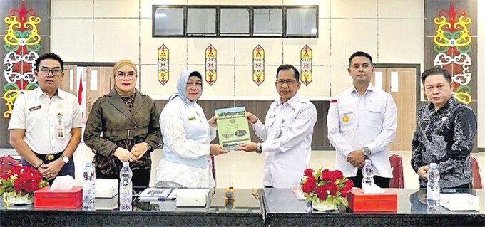 DPRD Kabupaten Barito Utara Hj Mery Rukaini secara simbolis menerima Naskah Akademik Raperda tentang Kekayaan Intelektual serta Naskah Akademik Raperda di Aula Kahayan Kanwil Kemenkumham Kalteng pada Rabu (20/05).