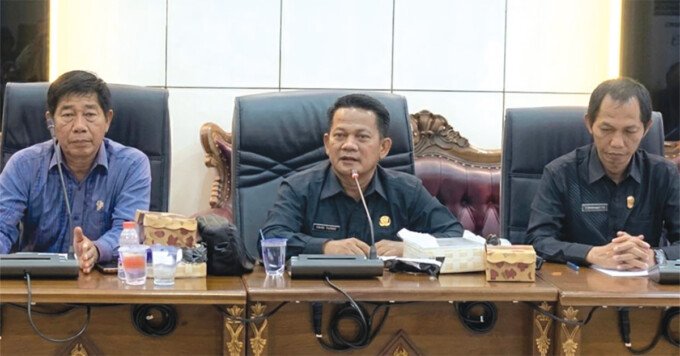 DPRD Kabupaten Barito Utara Anggota DPRD Barito Utara dari Fraksi Demokrat, Ardianto saat memberikan tanggapan pada RDP bersama PC PPDI Kabupaten Barito Utara di Ruang Rapat DPRD Barito Utara pada Selasa (26/5).
