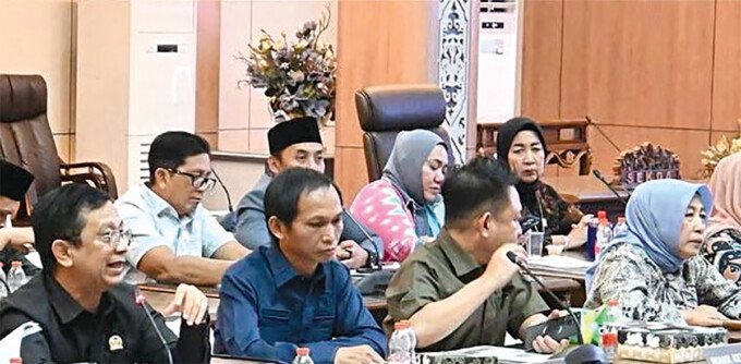 Pemkab Barito Utara bersama DPRD Barito Utara saat mengikuti Rapat Paparan dan dengar Pendapat di Gedung DPRD Barito Utara belum lama ini.
