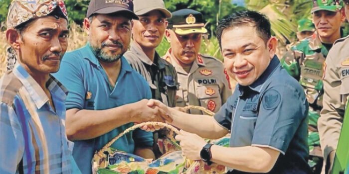 DPRD Kabupaten Barito Utara Wakil Ketua I Dewan Perwakilan Rakyat Daerah (DPRD) Barito Utara H Beny Siswanto menyerahkan bantuan berupa bibit jagung hibrida, sprayer, dan pupuk kepada perwakilan kelompok tani, di Desa Jamud, belum lama ini.