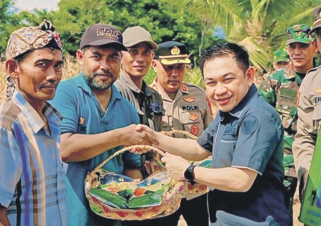 Wakil Ketua I Dewan Perwakilan Rakyat Daerah (DPRD) Barito Utara H Beny Siswanto menyerahkan bantuan berupa bibit jagung hibrida, sprayer, dan pupuk kepada perwakilan kelompok tani, di Desa Jamud, belum lama ini.