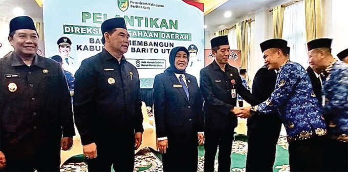 Ketua Dewan Perwakilan Rakyat Daerah (DPRD) Barito Utara Hj Mery Rukaini ketika mendampingi Bupati H Shalahuddin ST MT, Wakil Bupati Felix Sonedie Y Tingang AMd, Sekda Drs Muhlis bersama unsur Forum Koordinasi Pimpinan Daerah (FORKOPIMDA) saat menghadiri pelantikan Direksi Perusda Batara Membangun di rujab bupati, Senin (18/5).