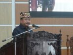 Juru bicara DPRD Kapuas Berinto saat menyampaikan laporan kinerja DPRD Kapuas dalam rapat paripurna, Jumat (8/5).