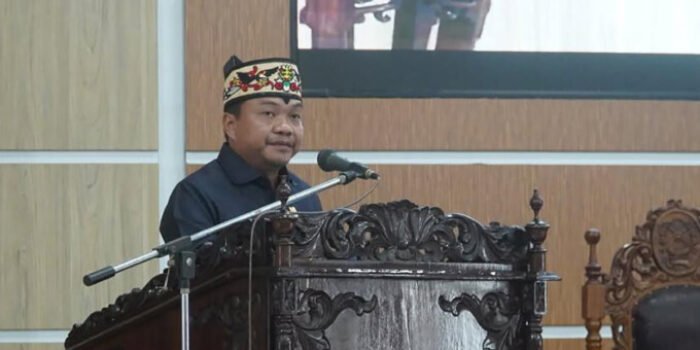 Juru bicara DPRD Kapuas Berinto saat menyampaikan laporan kinerja DPRD Kapuas dalam rapat paripurna, Jumat (8/5).