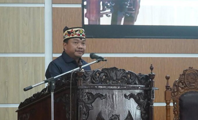 Juru bicara DPRD Kapuas Berinto saat menyampaikan laporan kinerja DPRD Kapuas dalam rapat paripurna, Jumat (8/5).