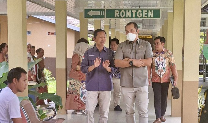 Wakil Ketua Komisi III DPRD Kalteng, Tommy Irawan (kanan) berbincang dengan perwakilan Dinkes Kalteng saat berkunjung ke RSUD dr H Soemarno Sosroatmodjo Kuala Kapuas, baru-baru ini.