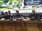 Ketua Komisi III DPRD Kalteng, Sugiyarto (tengah) menyampaikan pemerintah daerah perlu duduk bersama dengan berbagai pihak untuk merumuskan kebijakan.