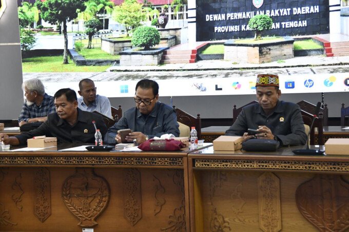Ketua Komisi III DPRD Kalteng, Sugiyarto (tengah) menyampaikan pemerintah daerah perlu duduk bersama dengan berbagai pihak untuk merumuskan kebijakan.