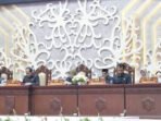 Ketua DPRD Kalimantan Tengah, Arton S Dohong (dua dari kiri) membuka rapat paripurna sebelum penyampaian laporan hasil kompilasi reses seluruh anggota dewan dari dapil, Senin (11/5).