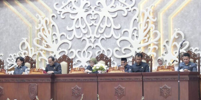 Ketua DPRD Kalimantan Tengah, Arton S Dohong (dua dari kiri) membuka rapat paripurna sebelum penyampaian laporan hasil kompilasi reses seluruh anggota dewan dari dapil, Senin (11/5).