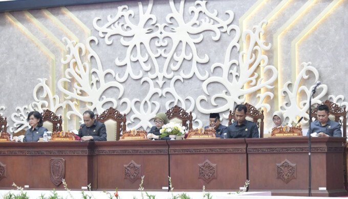 Ketua DPRD Kalimantan Tengah, Arton S Dohong (dua dari kiri) membuka rapat paripurna sebelum penyampaian laporan hasil kompilasi reses seluruh anggota dewan dari dapil, Senin (11/5).