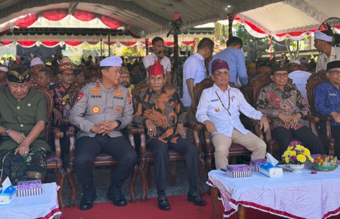 Ketua DPRD Kalimantan Tengah, Arton S Dohong (Tengah) menghadiri Dharma Shanti Nyepi Tahun Baru Saka 1948, Rabu (29/4).