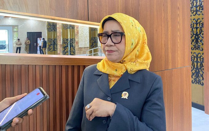 Ketua Komisi II DPRD Kalteng, Siti Nafsiah memberikan tanggapan terkait kelangkaan dan antrean BBM, Rabu (6/5).
