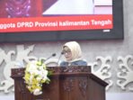 Anggota Dewan Dapil I Kalimantan Tengah, Siti Nafsiah saat bacakan laporan hasil reses Dapil I di Rapat Paripurna, Senin (11/5).