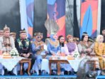 Wakil Ketua I DPRD Kalteng, Riska Agustin (dua dari kanan) saat menghadiri Karnaval Budaya FBIM 2026 dan Hari Jadi ke-69 Provinsi Kalimantan Tengah di Bundaran Besar, Palangka Raya, Minggu pagi (17/5).