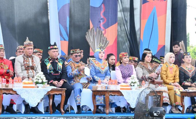 Wakil Ketua I DPRD Kalteng, Riska Agustin (dua dari kanan) saat menghadiri Karnaval Budaya FBIM 2026 dan Hari Jadi ke-69 Provinsi Kalimantan Tengah di Bundaran Besar, Palangka Raya, Minggu pagi (17/5).
