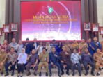 Ketua DPRD Kalimantan Tengah, Arton S Dohong (duduk, lima dari kanan) bersama anggota DPRD Kalteng usai melakukan kunjungan kerja ke Kabupaten Kotawaringin Timur, Selasa (19/5).