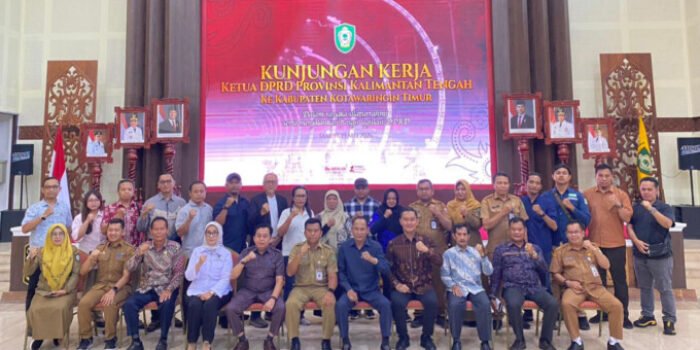DPRD Kalteng Ketua DPRD Kalimantan Tengah, Arton S Dohong (duduk, lima dari kanan) bersama anggota DPRD Kalteng usai melakukan kunjungan kerja ke Kabupaten Kotawaringin Timur, Selasa (19/5).