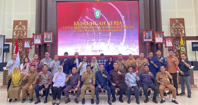 DPRD Kalteng Ketua DPRD Kalimantan Tengah, Arton S Dohong (duduk, lima dari kanan) bersama anggota DPRD Kalteng usai melakukan kunjungan kerja ke Kabupaten Kotawaringin Timur, Selasa (19/5).