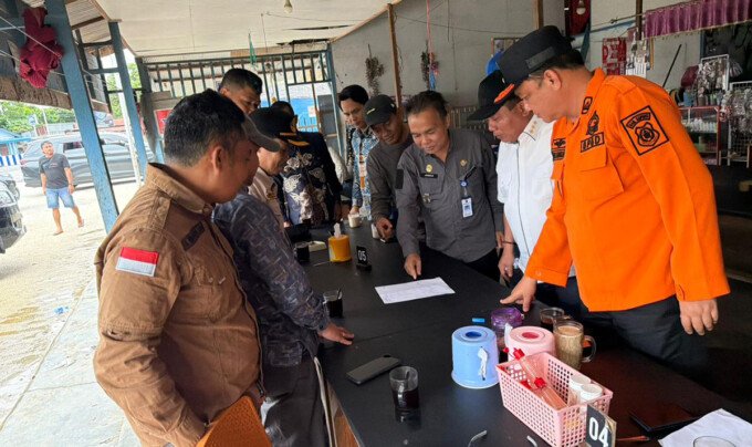 Anggota DPRD Kapuas H Didi Hartoyo saat mendampingi Bupati Kapuas HM Wiyatno saat kunjungan kerja ke Kecamatan Timpah.