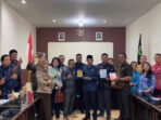 Ketua Tim Pansus II DPRD Kapuas H Didi Hartoyo menyerahkan cendera mata saat di Lombok NTB.
