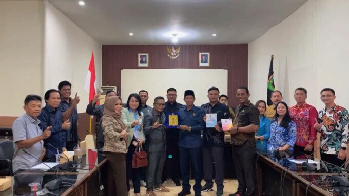 Ketua Tim Pansus II DPRD Kapuas H Didi Hartoyo menyerahkan cendera mata saat di Lombok NTB.
