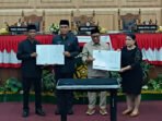 DPRD Kota Palangka Raya Ketua DPRD Kota Palangka Raya, Subandi (dua dari kanan), didampingi jajaran wakil ketua DPRD bersama Wakil Wali Kota Palangka Raya menandatangani persetujuan Raperda tentang Penerangan Jalan Umum (PJU) dan Jalan Lingkungan, Senin (18/5).