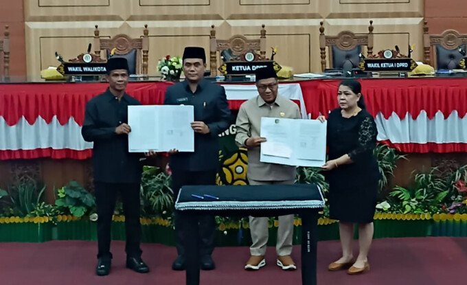 DPRD Kota Palangka Raya Ketua DPRD Kota Palangka Raya, Subandi (dua dari kanan), didampingi jajaran wakil ketua DPRD bersama Wakil Wali Kota Palangka Raya menandatangani persetujuan Raperda tentang Penerangan Jalan Umum (PJU) dan Jalan Lingkungan, Senin (18/5).