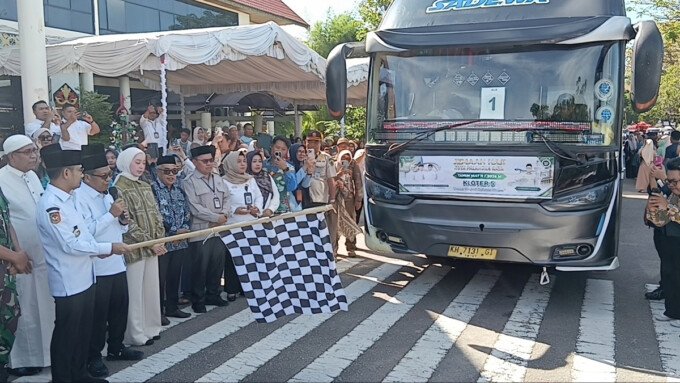 Ketua DPRD Kota Palangka Raya, Subandi (dua dari kiri) memandu pelepasan keberangkatan ibadah haji kloter lima, di Kantor Wali Kota, belum lama ini.