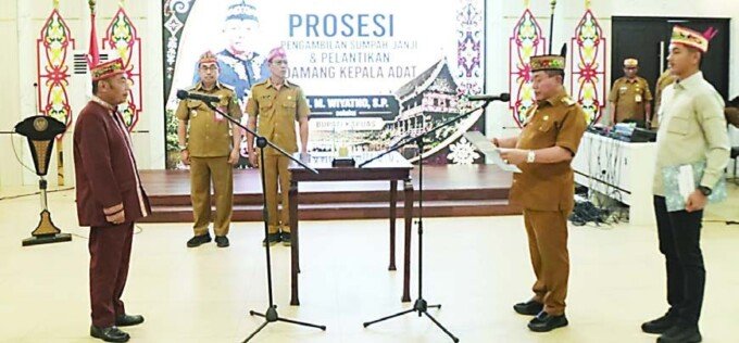 KAPUAS Bupati Kapuas HM Wiyatno saat melantik dan mengambil sumpah janji Damang Kepala Adat Kecamatan Pulau Petak masa bakti 2026–2032 bertempat di Ruang Rapat Rumah Jabatan Bupati Kapuas, Senin (25/5).