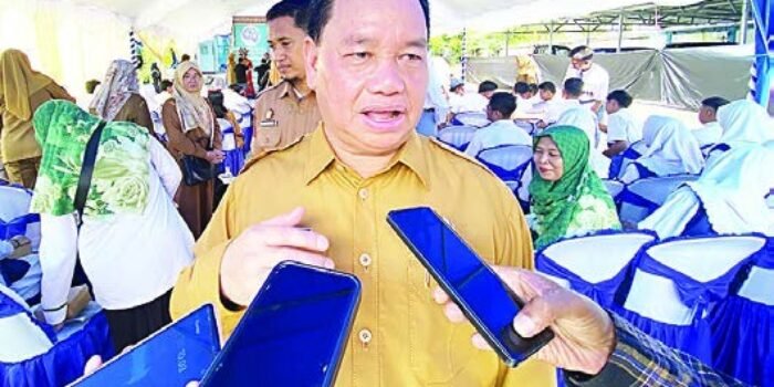 KOTIM Halikinnor saat diwawancarai awak media usai menghadiri kegiatan di Sampit, Senin (25/5). Halikinnor menegaskan pelaksanaan Sistem Penerimaan Murid Baru (SPMB) Tahun Ajaran 2026/2027 di Kotim harus berlangsung transparan, bebas pungli, dan tanpa praktik titipan.