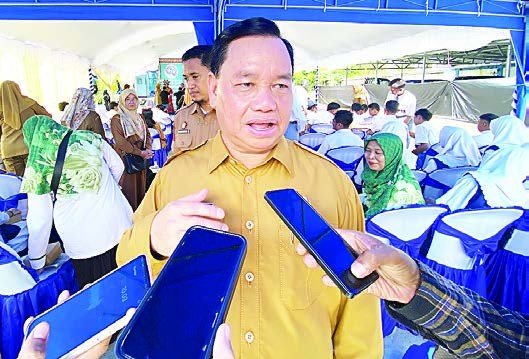 KOTIM Halikinnor saat diwawancarai awak media usai menghadiri kegiatan di Sampit, Senin (25/5). Halikinnor menegaskan pelaksanaan Sistem Penerimaan Murid Baru (SPMB) Tahun Ajaran 2026/2027 di Kotim harus berlangsung transparan, bebas pungli, dan tanpa praktik titipan.