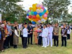 Bupati Kapuas HM Wiyatno bersama Wamendikdasmen Fajar Riza Ul Haq mencanangkan program Pendidikan Hebat Kapuas Bersinar di Stadion Panunjung Tarung, Kuala Kapuas, Sabtu (2/5).