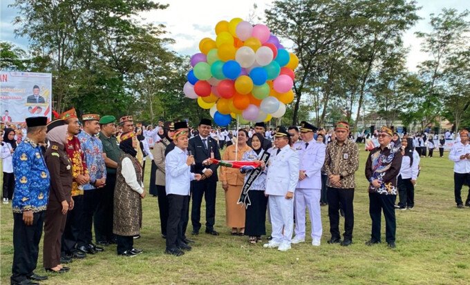 Bupati Kapuas HM Wiyatno bersama Wamendikdasmen Fajar Riza Ul Haq mencanangkan program Pendidikan Hebat Kapuas Bersinar di Stadion Panunjung Tarung, Kuala Kapuas, Sabtu (2/5).