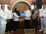 Wakil Menteri Pendidikan Dasar dan Menengah RI Fajar Riza Ul Haq didampingi Bupati Kapuas dan Wakil Bupati Kapuas menyerahkan bantuan hibah secara simbolis kepada organisasi masyarakat Nahdlatul Ulama, Muhammadiyah, dan perwakilan guru saat acara ramah tamah di Meet Up Cafe Kuala Kapuas.