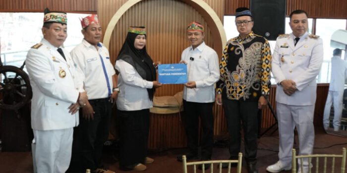 Wakil Menteri Pendidikan Dasar dan Menengah RI Fajar Riza Ul Haq didampingi Bupati Kapuas dan Wakil Bupati Kapuas menyerahkan bantuan hibah secara simbolis kepada organisasi masyarakat Nahdlatul Ulama, Muhammadiyah, dan perwakilan guru saat acara ramah tamah di Meet Up Cafe Kuala Kapuas.