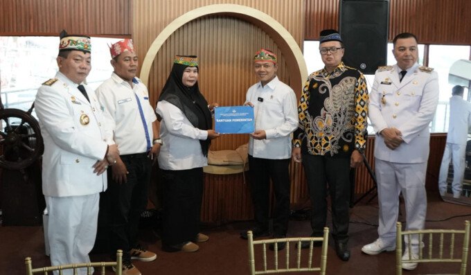 Wakil Menteri Pendidikan Dasar dan Menengah RI Fajar Riza Ul Haq didampingi Bupati Kapuas dan Wakil Bupati Kapuas menyerahkan bantuan hibah secara simbolis kepada organisasi masyarakat Nahdlatul Ulama, Muhammadiyah, dan perwakilan guru saat acara ramah tamah di Meet Up Cafe Kuala Kapuas.
