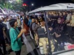 Gubernur Kalteng H Agustiar Sabran bersama sang istri Aisyah Thisia Agustiar Sabran serta Forkopimda berbincang dengan masyarakat yang hadir menyaksikan hiburan dalam Huma Betang Night 2026 di Kawasan Bundaran Besar, Sabtu malam (2/5). Dalam kegiatan tersebut gubernur meluncurkan empat program strategis termasuk kanal “Lapor Pak Gub”