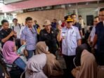 Gubernur Kalteng, H Agustiar Sabran berdialog dengan warga saat meninjau langsung penyaluran bantuan pangan melalui program Kartu Huma Betang Sejahtera (KHBS) di Kecamatan Pahandut, Kota Palangka Raya, Rabu (6/5).