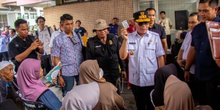 Gubernur Kalteng, H Agustiar Sabran berdialog dengan warga saat meninjau langsung penyaluran bantuan pangan melalui program Kartu Huma Betang Sejahtera (KHBS) di Kecamatan Pahandut, Kota Palangka Raya, Rabu (6/5).