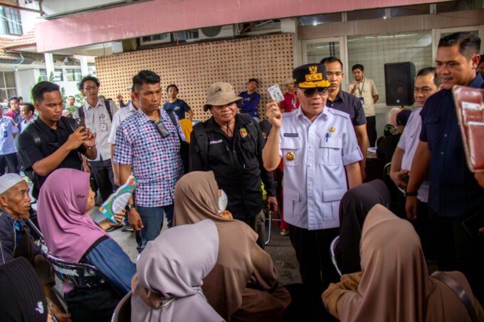 Gubernur Kalteng, H Agustiar Sabran berdialog dengan warga saat meninjau langsung penyaluran bantuan pangan melalui program Kartu Huma Betang Sejahtera (KHBS) di Kecamatan Pahandut, Kota Palangka Raya, Rabu (6/5).