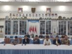 Gubernur Kalteng, H Agustiar Sabran (tengah) menyampaikan arahan terkait pemerataan distribusi BBM subsidi saat pertemuan bersama jajaran PT Pertamina dan unsur Forkopimda di Istana Isen Mulang, Palangka Raya, Sabtu (9/5).