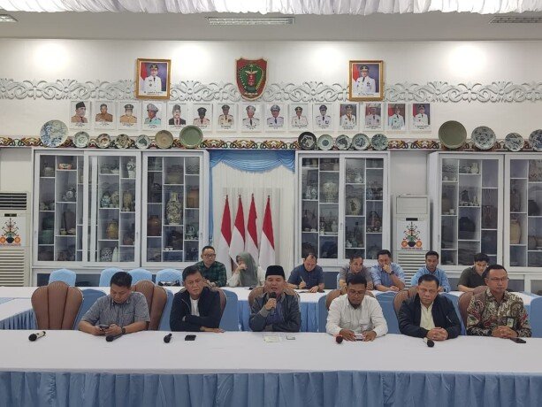 Gubernur Kalteng, H Agustiar Sabran (tengah) menyampaikan arahan terkait pemerataan distribusi BBM subsidi saat pertemuan bersama jajaran PT Pertamina dan unsur Forkopimda di Istana Isen Mulang, Palangka Raya, Sabtu (9/5).