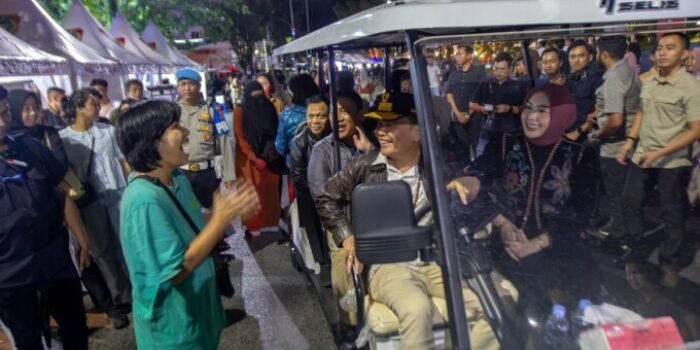 Gubernur Kalteng H Agustiar Sabran bersama sang istri Aisyah Thisia Agustiar Sabran serta Forkopimda berbincang dengan masyarakat yang hadir menyaksikan hiburan dalam Huma Betang Night 2026 di Kawasan Bundaran Besar, Sabtu malam (2/5). Dalam kegiatan tersebut gubernur meluncurkan empat program strategis termasuk kanal “Lapor Pak Gub”