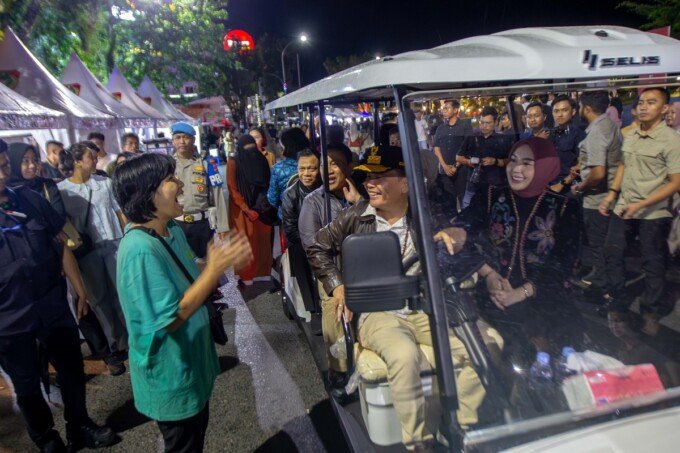 Gubernur Kalteng H Agustiar Sabran bersama sang istri Aisyah Thisia Agustiar Sabran serta Forkopimda berbincang dengan masyarakat yang hadir menyaksikan hiburan dalam Huma Betang Night 2026 di Kawasan Bundaran Besar, Sabtu malam (2/5). Dalam kegiatan tersebut gubernur meluncurkan empat program strategis termasuk kanal “Lapor Pak Gub”