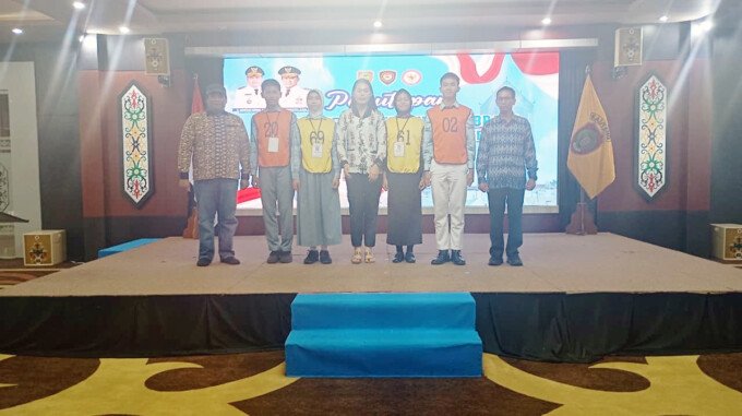 Kapuas Empat siswa Kabupaten Kapuas yang berhasil menembus Paskibraka tingkat Provinsi Kalteng dan nasional saat berfoto bersama usai penutupan kegiatan di Kota Palangka Raya.