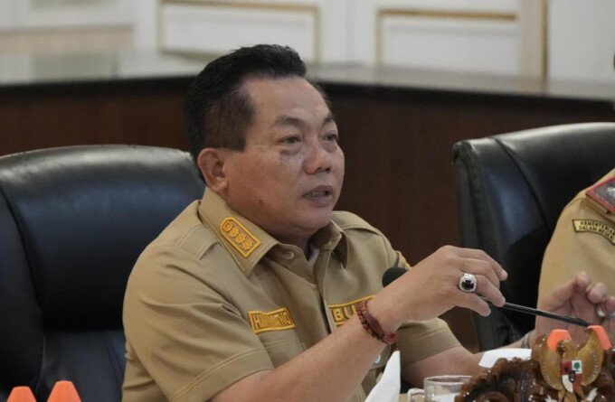 Bupati Kapuas H. M. Wiyatno didampingi Wakil Bupati Dodo dan Sekda Usis I. Sangkai saat memimpin Rakor Sinkronisasi Data Sektoral dan Program Strategis Nasional di Rumah Jabatan Bupati Kapuas, Senin (11/5).