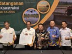 Bupati Kapuas HM Wiyatno dan Sekda Kapuas Dr Usis I Sangkai turut menyaksikan secara langsung kontrak swakelola cetak sawah.
